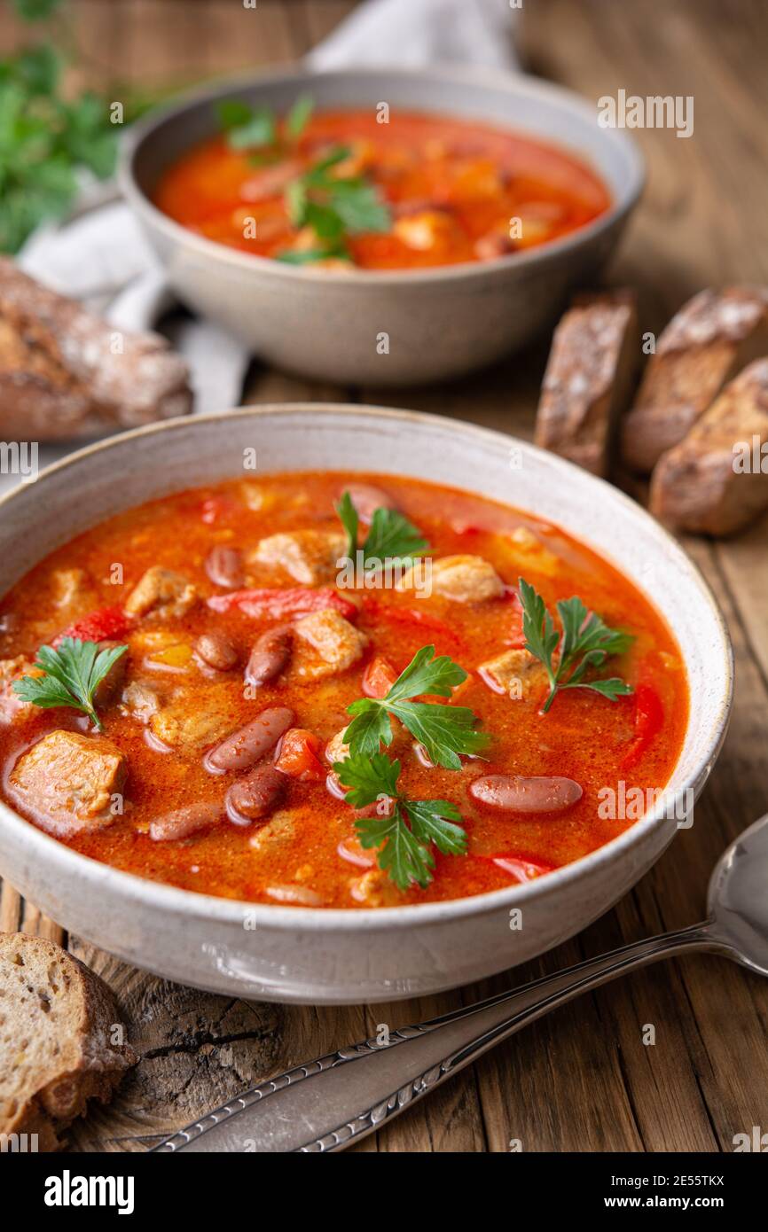 Würziger Eintopf aus roten Nierebohnen mit Schweinefleisch, Tomaten und Paprika Stockfoto