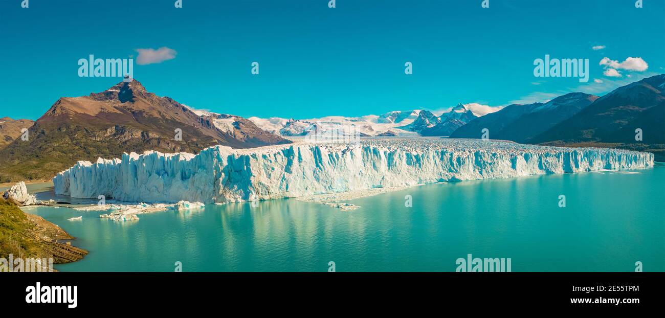 Panoramablick über den gigantischen Perito Moreno Gletscher in Patagonien mit blauem Himmel und türkisfarbener Wasserlagune, Südamerika, Argentinien, bei sonnigem d Stockfoto