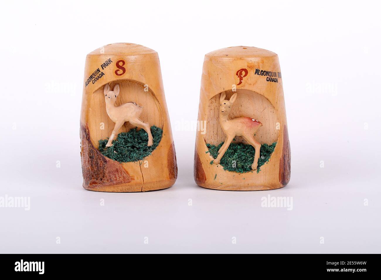 Vintage Algonquin Park Deer Salz- und Pfefferstreuer aus den 70er - 80er Jahren. Luke Durda/Alamy Stockfoto