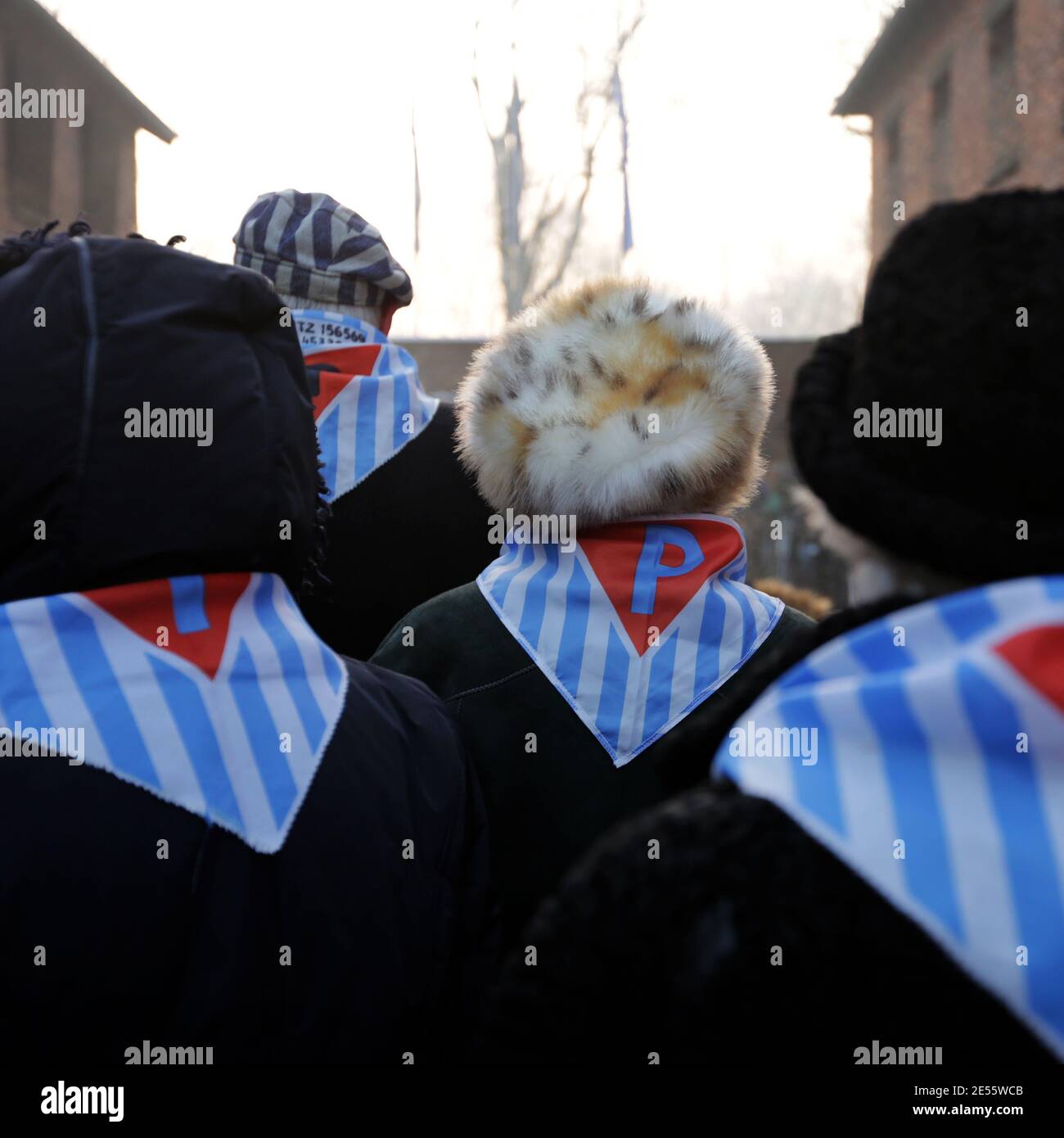 Oswiecim, Polen - 27. Januar 2017: 73. Jahrestag der Befreiung von Auschwitz-Birkenau. Der Überlebende besucht das Vernichtungslager Auschwitz. Stockfoto