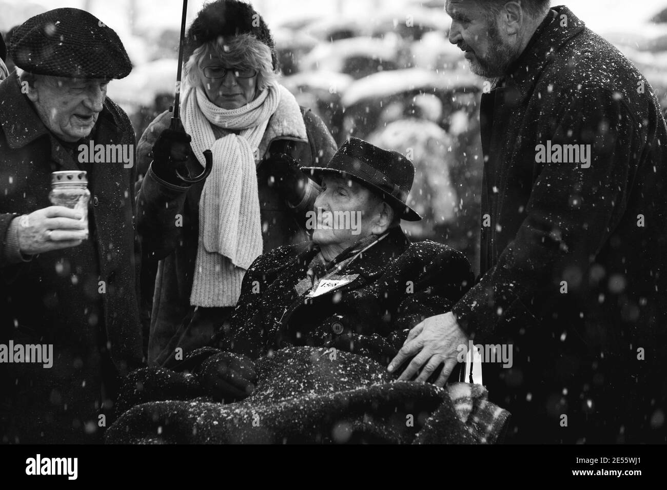 Oswiecim, Polen - 27. Januar 2008: 73. Jahrestag der Befreiung von Auschwitz-Birkenau. Der Überlebende besucht das Vernichtungslager Auschwitz. Stockfoto