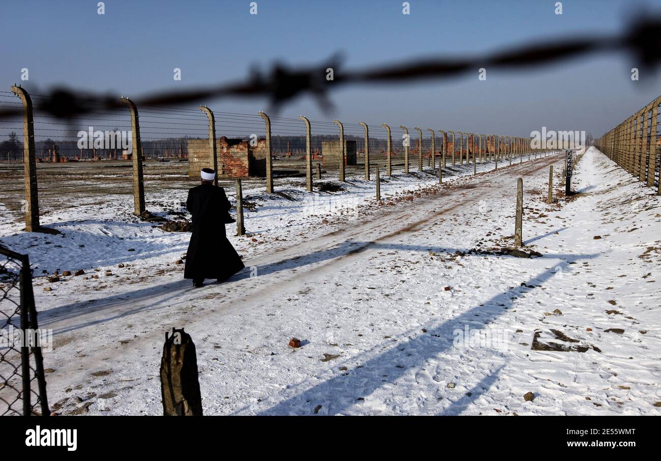 Oswiecim, Polen - 1. Februar 2011: Die Teilnehmer des Aladin-Projekts besuchten das Staatliche Museum Auschwitz-Birekenau, wo sie T würdigten Stockfoto