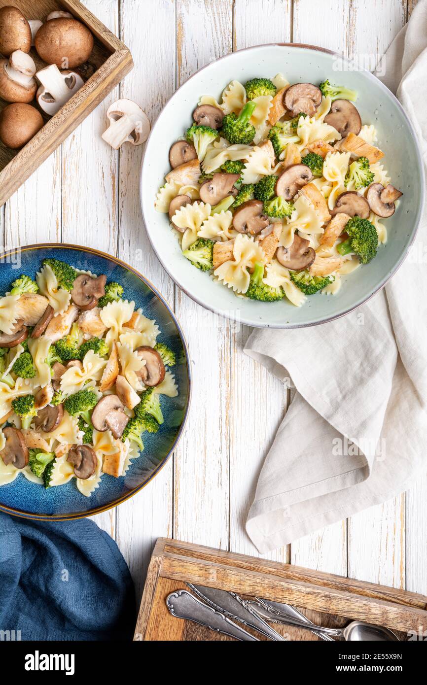 Pilznudelsalat mit gedünstetem Brokkoli und gebackenem Hähnchenfleisch Scheiben zum Mittagessen Stockfoto