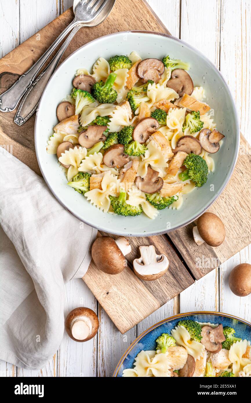 Pilznudelsalat mit gedünstetem Brokkoli und gebackenem Hähnchenfleisch Scheiben zum Mittagessen Stockfoto