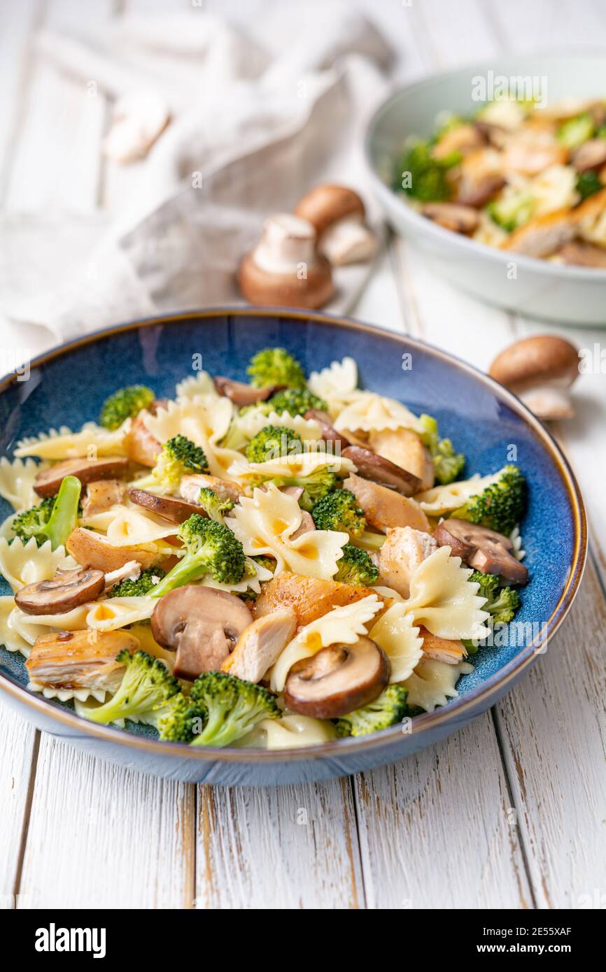 Pilznudelsalat mit gedünstetem Brokkoli und gebackenem Hähnchenfleisch Scheiben zum Mittagessen Stockfoto