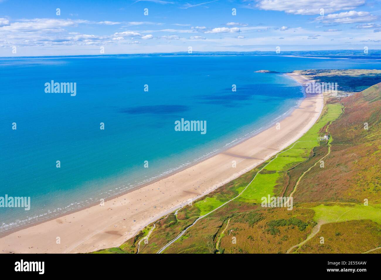 Luftaufnahme des längsten Strandes in Rhossili Bay in Gower in Wales. Stockfoto
