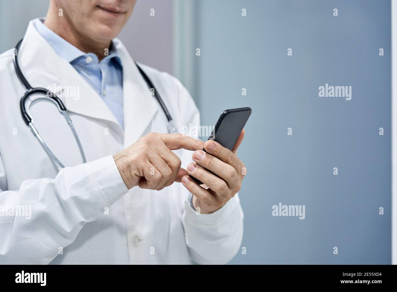Männlicher Arzt mit Smartphone Handy e Gesundheitstechnologie, kopieren Raum. Stockfoto