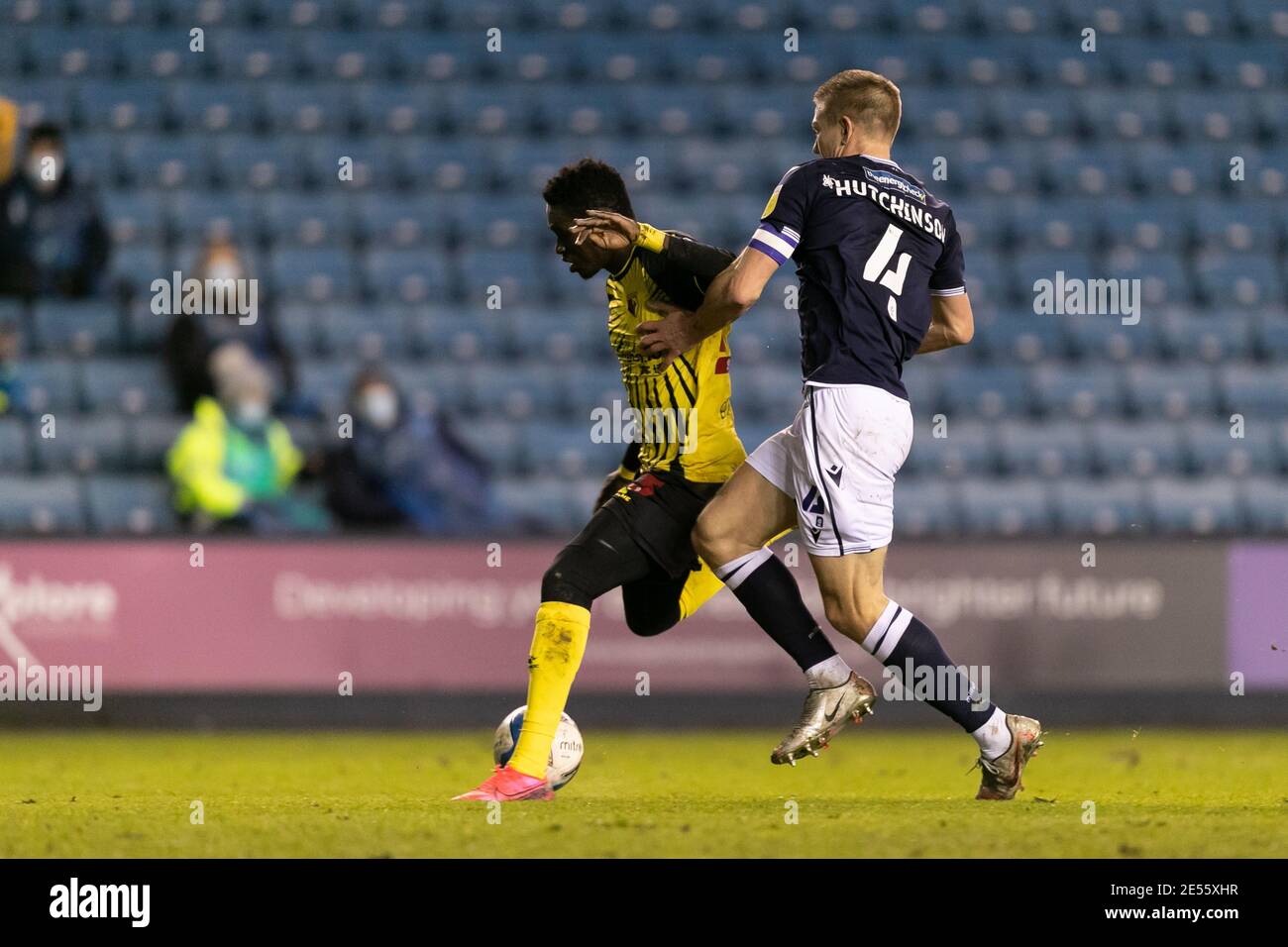 LONDON, ENGLAND. 26. JANUAR: Shaun Hutchinson von Millwall und Ismaïla Sarr von Watford konkurrieren um den Ball während des Sky Bet Championship Matches zwischen Millwall und Watford am Dienstag, 26. Januar 2021 in Den, London. (Kredit: Juan Gasparini - MI News) Kredit: MI Nachrichten & Sport /Alamy Live Nachrichten Stockfoto