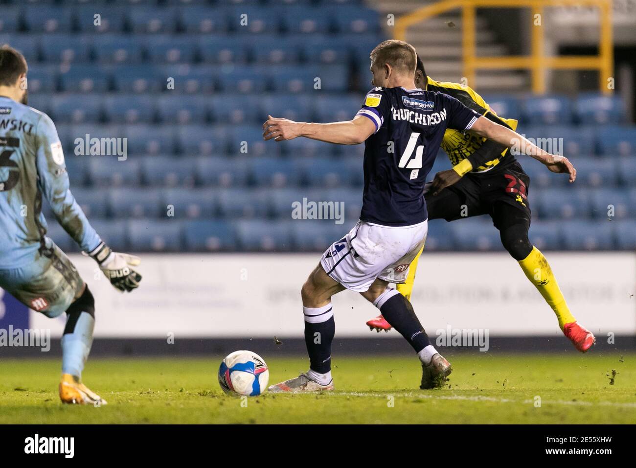 LONDON, ENGLAND. 26. JAN: Ismaïla Sarr von Watford spielt den Ball während des Sky Bet Championship Matches zwischen Millwall und Watford im The Den, London am Dienstag, 26. Januar 2021. (Kredit: Juan Gasparini - MI News) Kredit: MI Nachrichten & Sport /Alamy Live Nachrichten Stockfoto