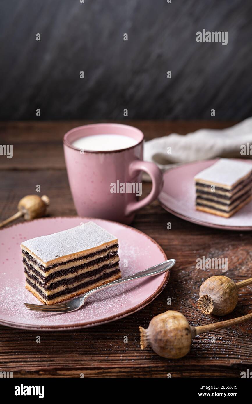 Süßes Dessert, mit Puderzucker bestäubter Mohn-Kuchen Stockfoto