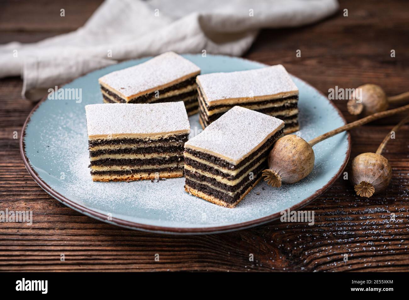 Süßes Dessert, mit Puderzucker bestäubter Mohn-Kuchen Stockfoto