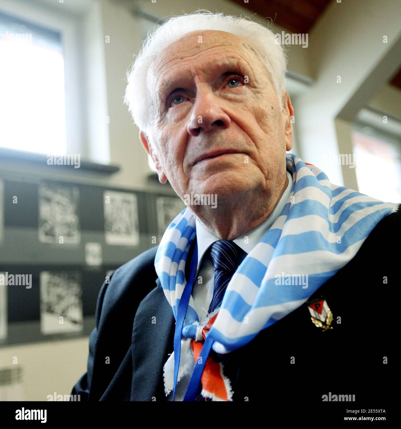 Oswiecim, Polen - 27. Januar 2017: 73. Jahrestag der Befreiung von Auschwitz-Birkenau. Der Überlebende besucht das Vernichtungslager Auschwitz. Stockfoto