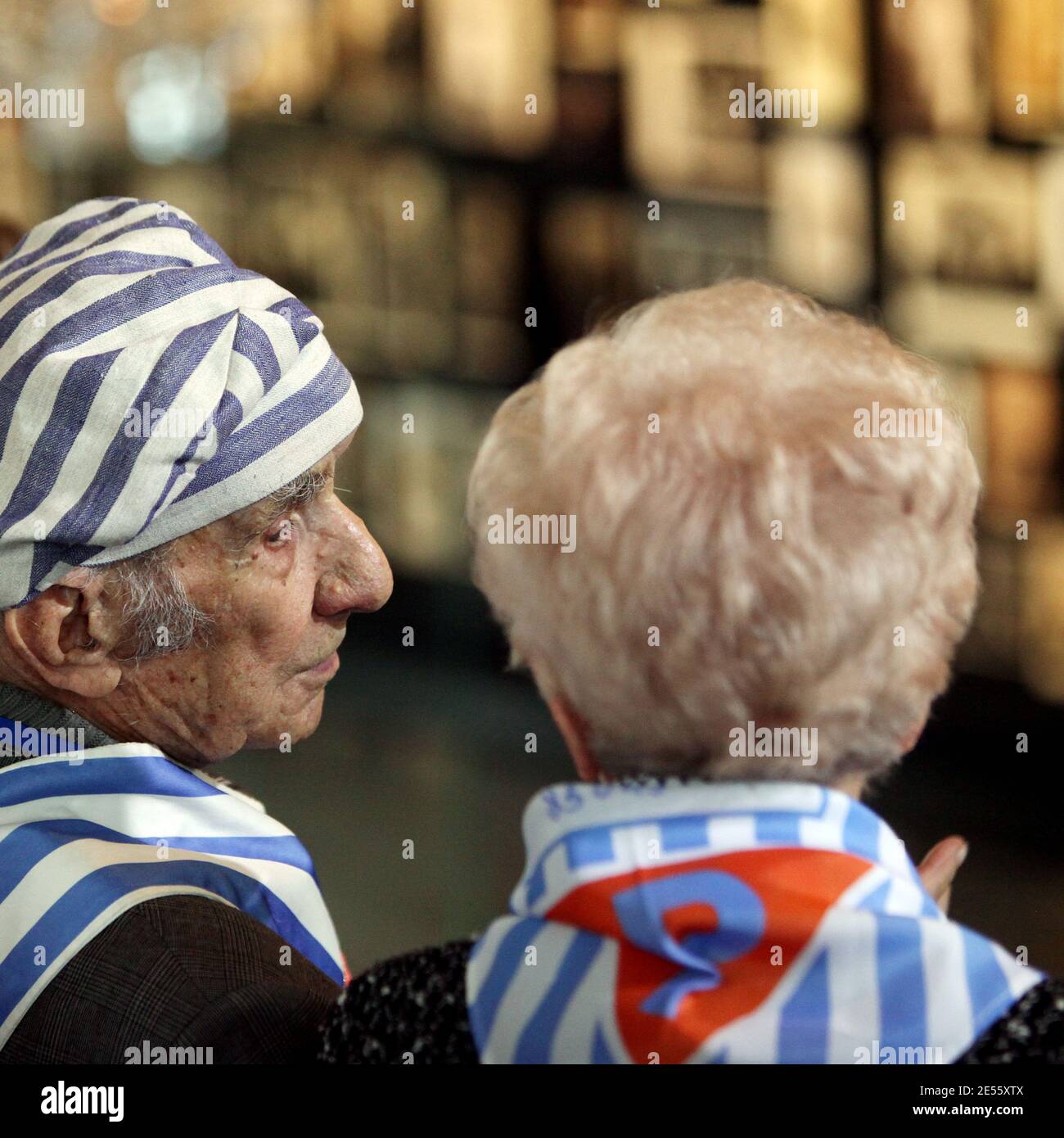 Oswiecim, Polen - 27. Januar 2017: 73. Jahrestag der Befreiung von Auschwitz-Birkenau. Der Überlebende besucht das Vernichtungslager Auschwitz. Stockfoto