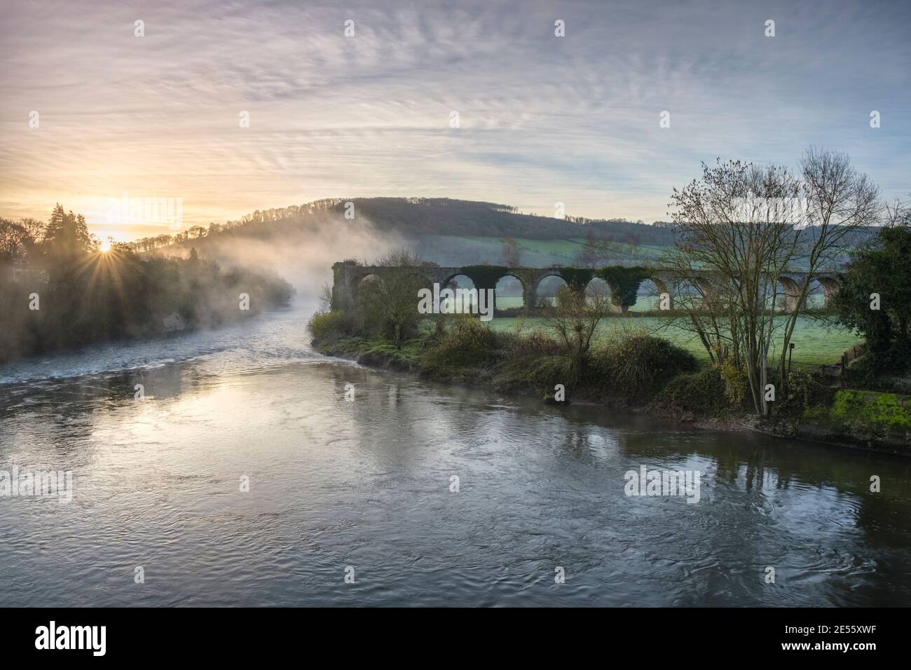 Überreste des Monmouth Viadukts und des Flusses Wye. Stockfoto