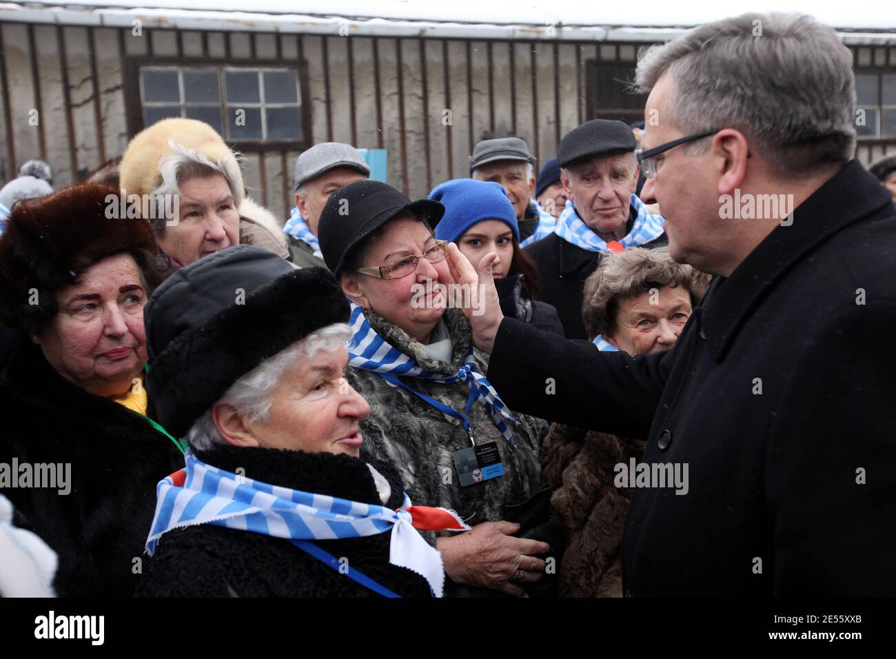 Oswiecim, Polen - 27. Januar 2015: 70. Jahrestag der Befreiung von Auschwitz-Birkenau. Der Überlebende besucht das Vernichtungslager Auschwitz. Stockfoto