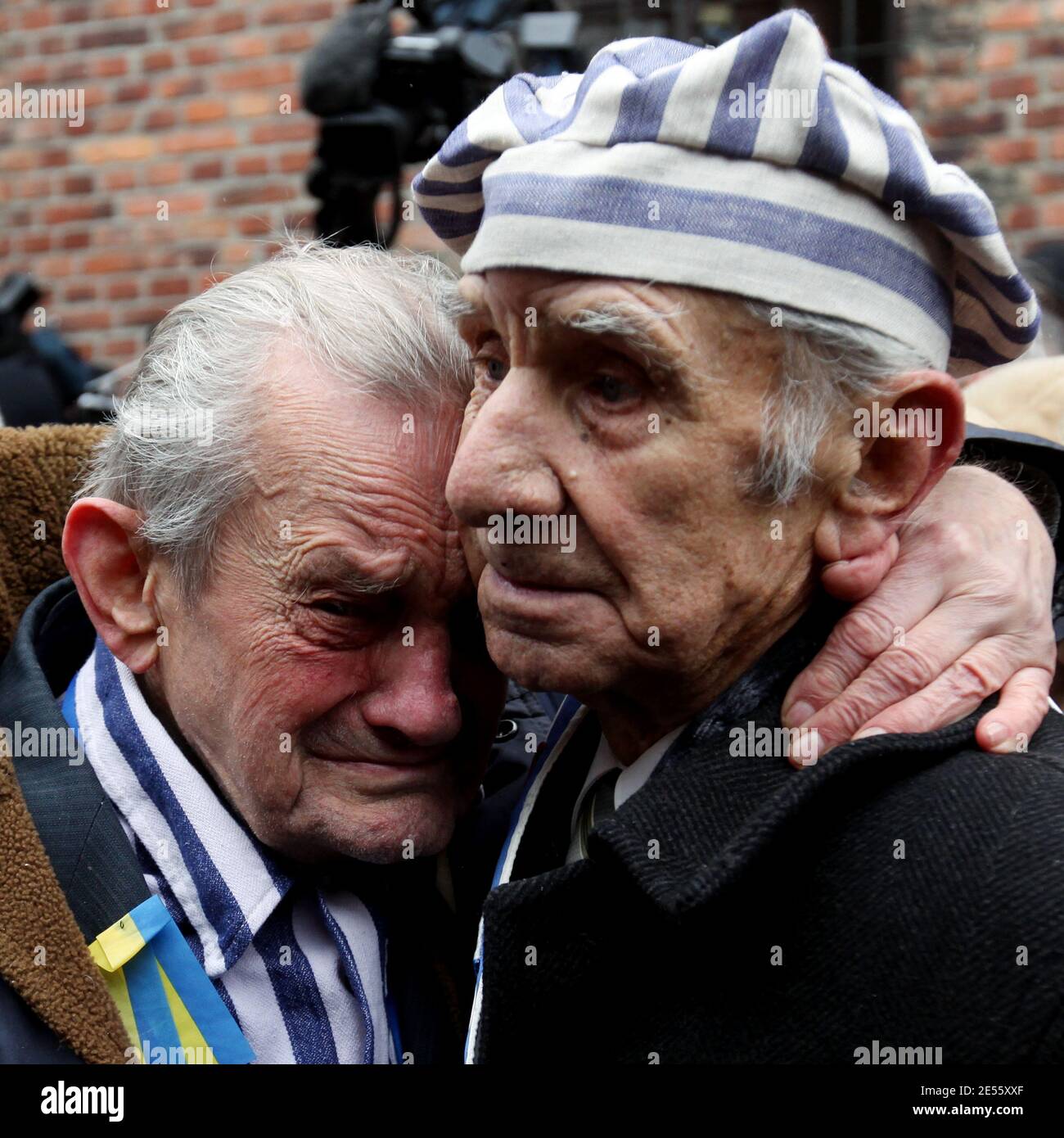 Oswiecim, Polen - 27. Januar 2017: 73. Jahrestag der Befreiung von Auschwitz-Birkenau. Der Überlebende besucht das Vernichtungslager Auschwitz. Stockfoto