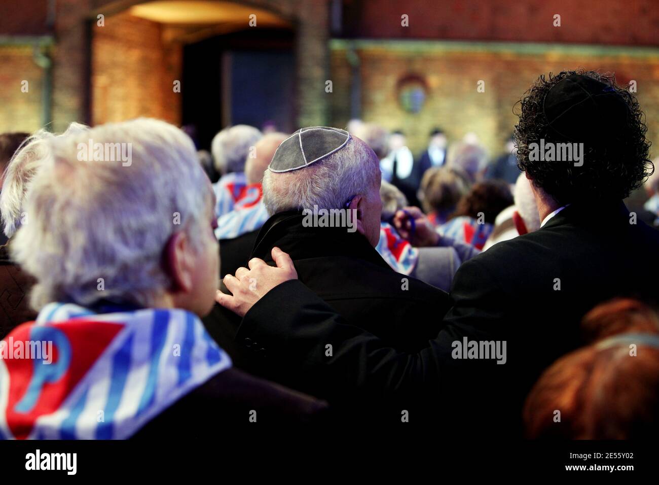 Oswiecim, Polen - 27. Januar 2017: 73. Jahrestag der Befreiung von Auschwitz-Birkenau. Der Überlebende besucht das Vernichtungslager Auschwitz. Stockfoto