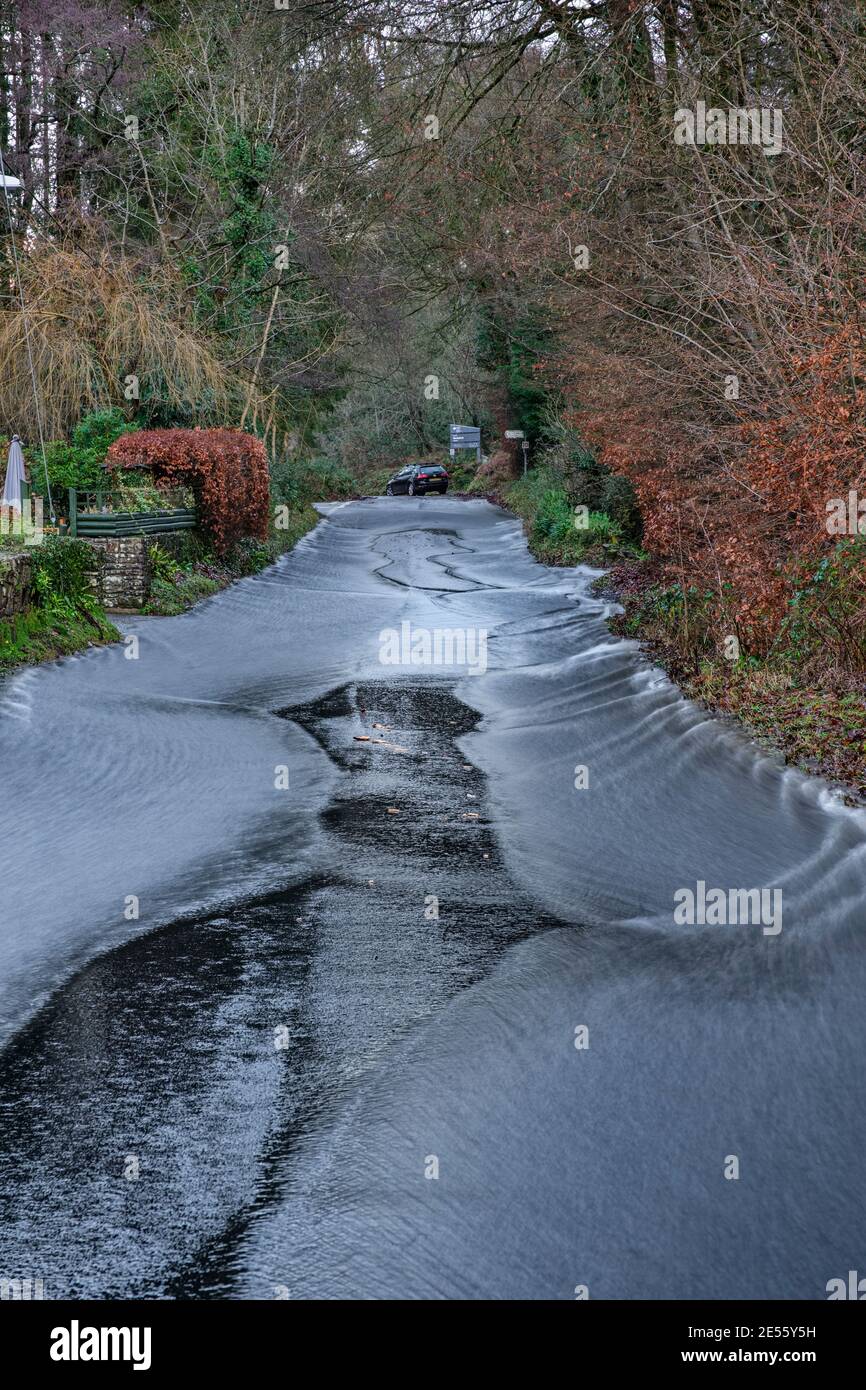 Regenwasser fließt die Trellech Straße hinunter in Richtung Tintern. Stockfoto