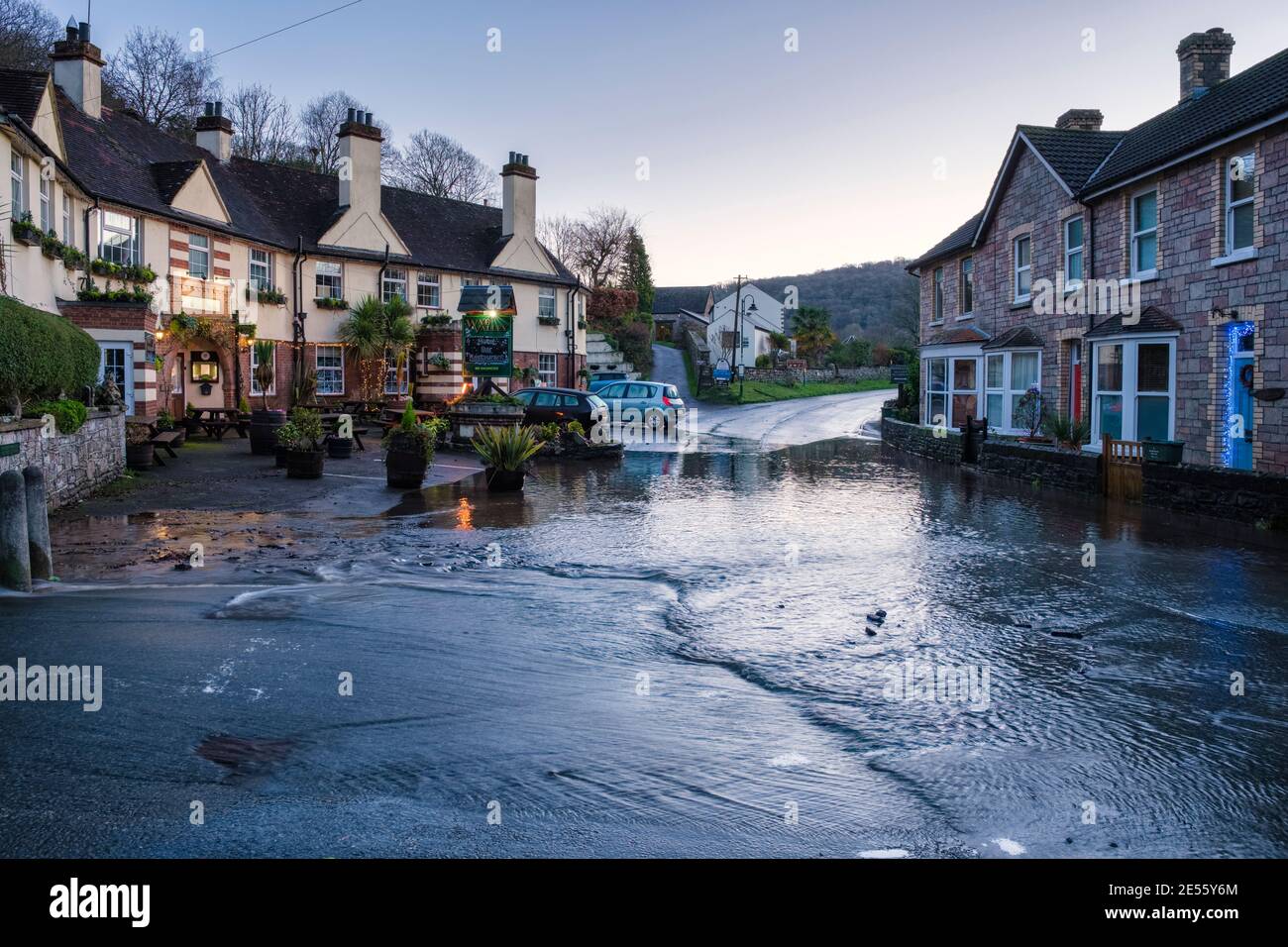 Ansteigendes Hochwasser auf der A466 Wye Talstraße bei Tintern. Stockfoto