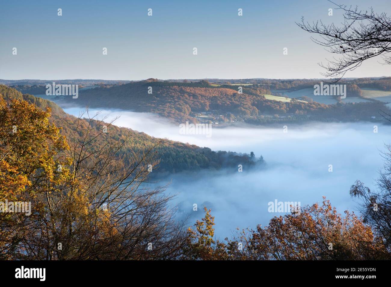 Nebel füllte das Wye Valley in der Nähe von Tintern. Stockfoto