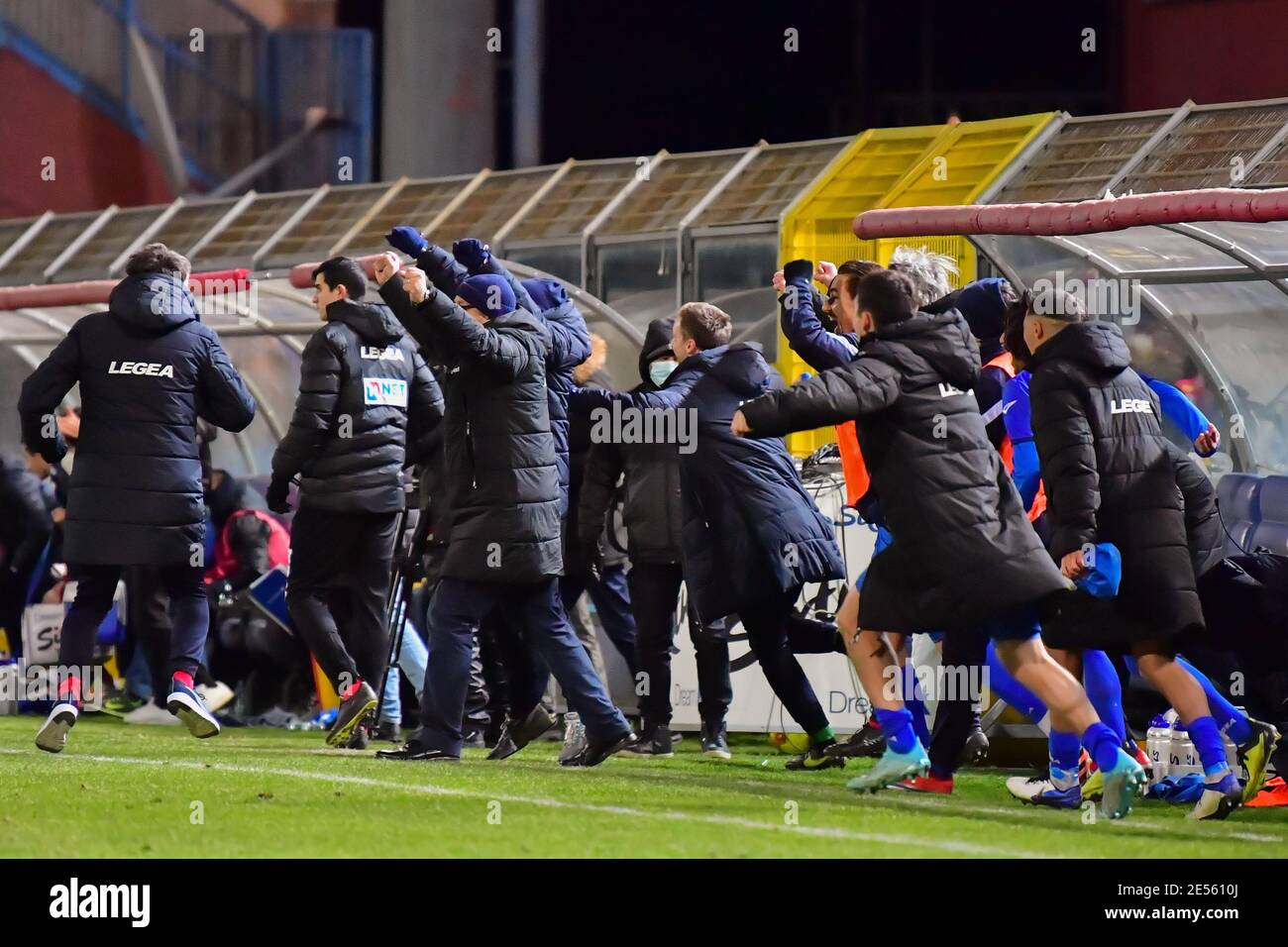 Como, Italien. Januar 2021. La squadra di Como festeggia dopo la fine della partita nach dem Spiel der Serie C zwischen Como 1907 und AC Renate im Sinigaglia Stadion in Como, Italien Credit: SPP Sport Press Photo. /Alamy Live Nachrichten Stockfoto