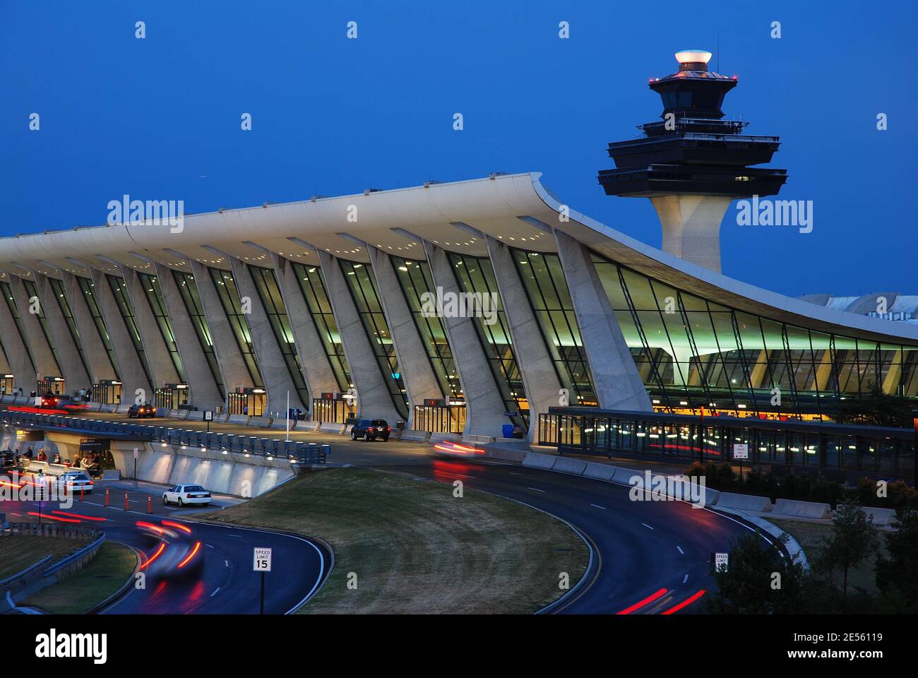 Der von Eero Saarinen entworfene Dulles International Airport bedient die Gegend von Washington, DC Stockfoto