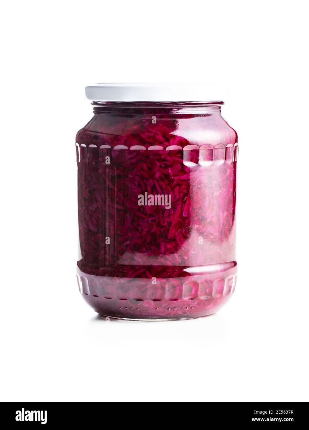 Rotes Sauerkraut. Sauer eingelegter Kohl im Glas isoliert auf weißem Hintergrund. Stockfoto