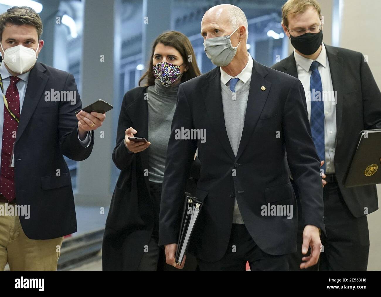 Washington, Usa. Januar 2021. Senator Rick Scott (R-FL) geht am Mittwoch, dem 26. Januar 2021, in Richtung der Senate Subway im US-Kapitol in Washington, DC. Heute werden auf dem Capitol Hill Senatoren als Jury für die Amtsenthebung des ehemaligen Präsidenten Donald J. Trump vereidigt. Foto von Leigh Vogel/UPI Credit: UPI/Alamy Live News Stockfoto