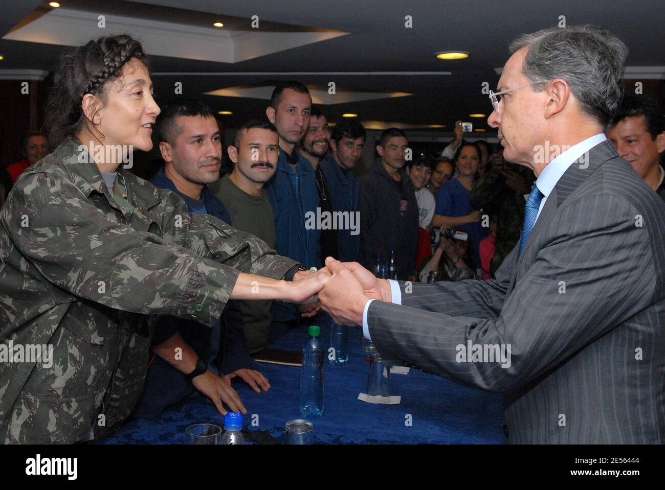 Der kolumbianische Präsident Alvaro Uribe begrüßt am 2. Juli 2008 die ehemalige kolumbianische Präsidentschaftskandidatin und Ex-FARC-Geisel Ingrid Betancourt in Bogota, Kolumbien. Foto von Cesar Carrion/ABACAPRESS.COM Stockfoto