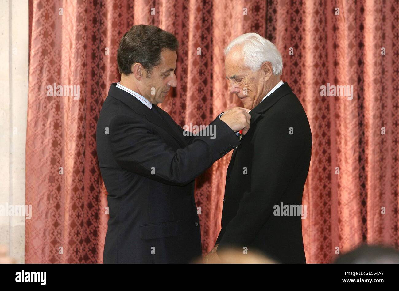 Der französische Präsident Nicolas Sarkozy verleiht dem italienischen Designer Giorgio Armani am 3. Juli 2008 im Elysee-Palast in Paris, Frankreich, die Legion d'Honneur. Die Legion d'Honneur ist Frankreichs höchste Auszeichnung für herausragende Leistungen. Foto von Pool/Villard-Lorenvu/ABACAPRESS.COM Stockfoto