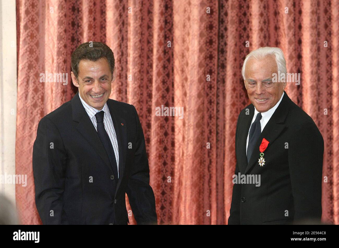 Der französische Präsident Nicolas Sarkozy verleiht dem italienischen Designer Giorgio Armani am 3. Juli 2008 im Elysee-Palast in Paris, Frankreich, die Legion d'Honneur. Die Legion d'Honneur ist Frankreichs höchste Auszeichnung für herausragende Leistungen. Foto von Pool/Villard-Lorenvu/ABACAPRESS.COM Stockfoto