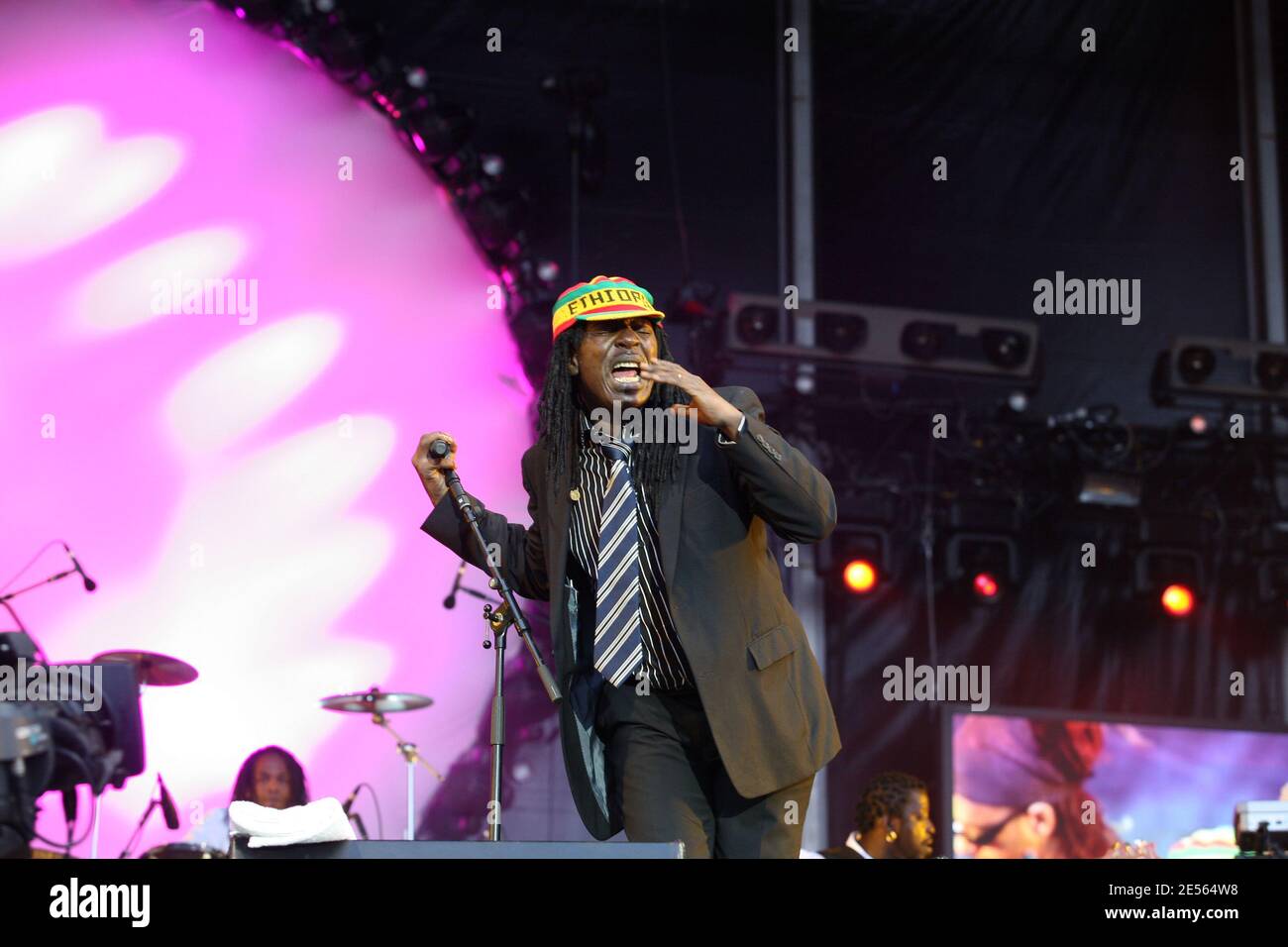 Alpha Blondy live auf der Bühne am Dursttag des jährlichen AIDS Charity und Fundraising Musikfestivals 'Solidays', das am 4. Juli 2008 auf der Rennstrecke Longchamp in Paris, Frankreich, stattfindet. Foto von Denis Guignebourg/ABACAPRESS.COM Stockfoto