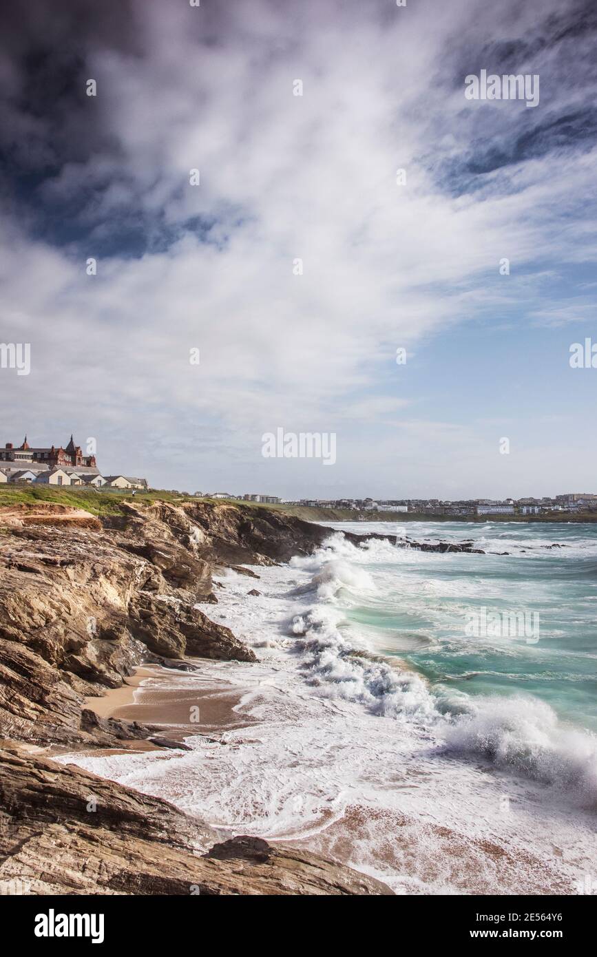 Raues Meer und Flut bei Little Fistral in Newquay in Cornwall. Stockfoto