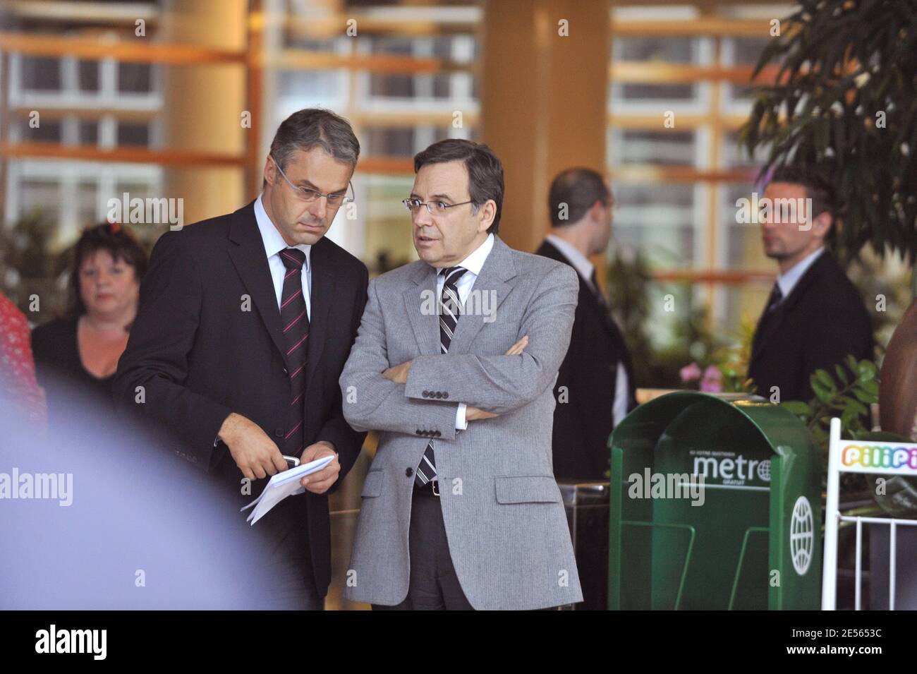 Nonce Paoli wartet Ingrid Betancourt im TF1-Gebäude auf ihre Intervention während der Abendnachrichten in Boulogne-Billancourt bei Paris, Frankreich am 4. Juli 2008. Foto von Mousse/ABACAPRESS.COM Stockfoto