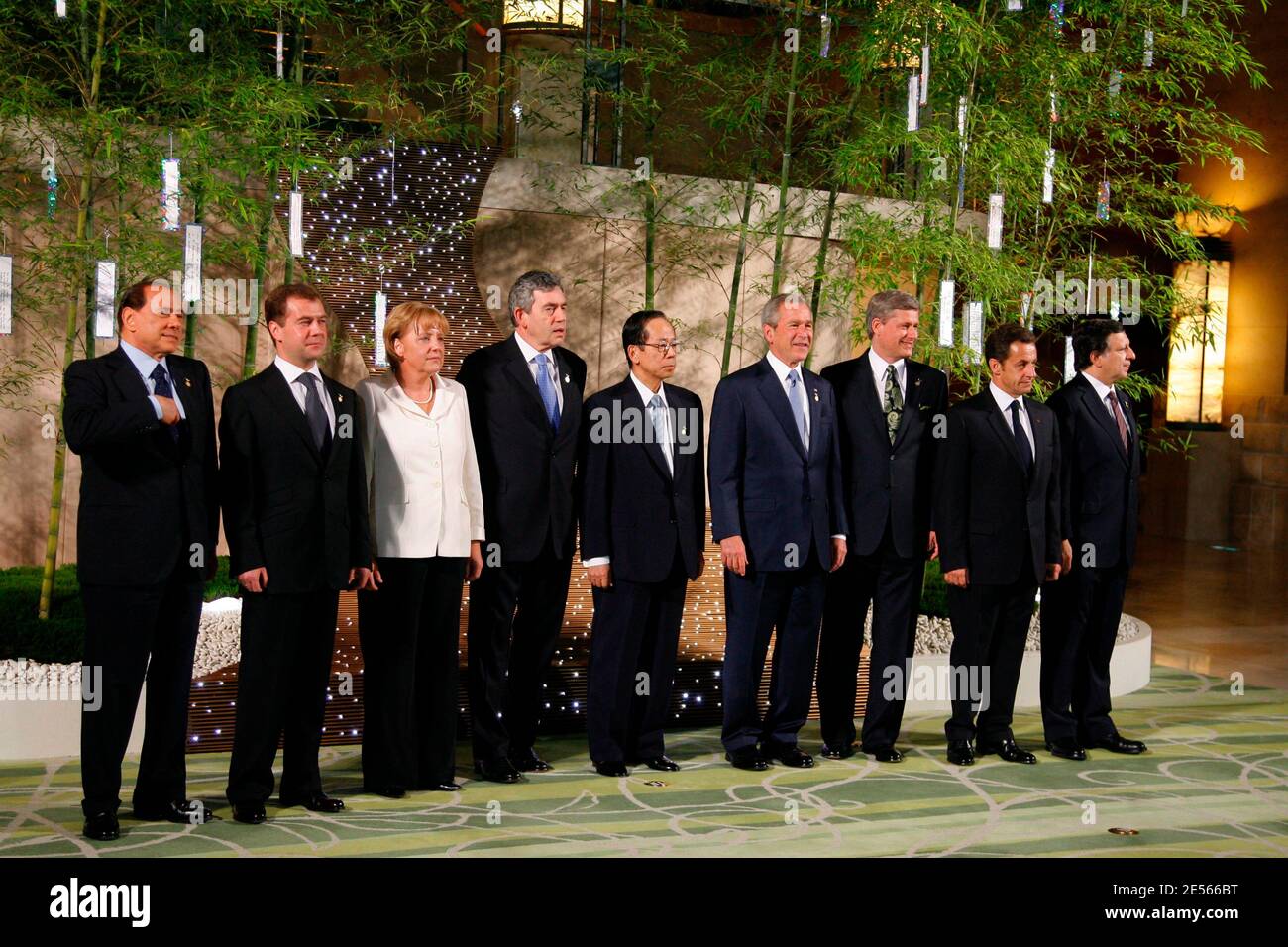 Der italienische Ministerpräsident Silvio Berlusconi, der russische Präsident Dmitri Medwedew, die deutsche Bundeskanzlerin Angela Merkel, der britische Premierminister Gordon Brown, der japanische Premierminister Yasuo Fukuda, US-Präsident George W. Bush, der kanadische Premierminister Stephen Harper, Der französische Präsident Nicolas Sarkozy und der Präsident der EU-Kommission Jose Manuel Barroso posieren für ein Gruppenbild beim G8-Gipfel in Toyako, Japan, am 2008. Juli. Bis zum 9. Juli 2008 halten die Regierungschefs der G8-Länder ihren jährlichen Gipfel auf der nordjapanischen Insel Hokkaido ab. Foto von Ludovic/Pool/ABACAPRESS.COM Stockfoto