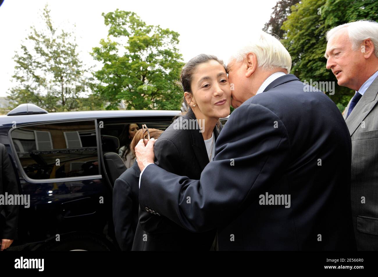 Die ehemalige französisch-kolumbianische Geisel Ingrid Betancourt begrüßt am 8. Juli 2008 den französischen Senatsvorsitzenden Christian Poncelet im Senat in Paris. Foto von Mehdi Taamallah/ABACAPRESS.COM Stockfoto