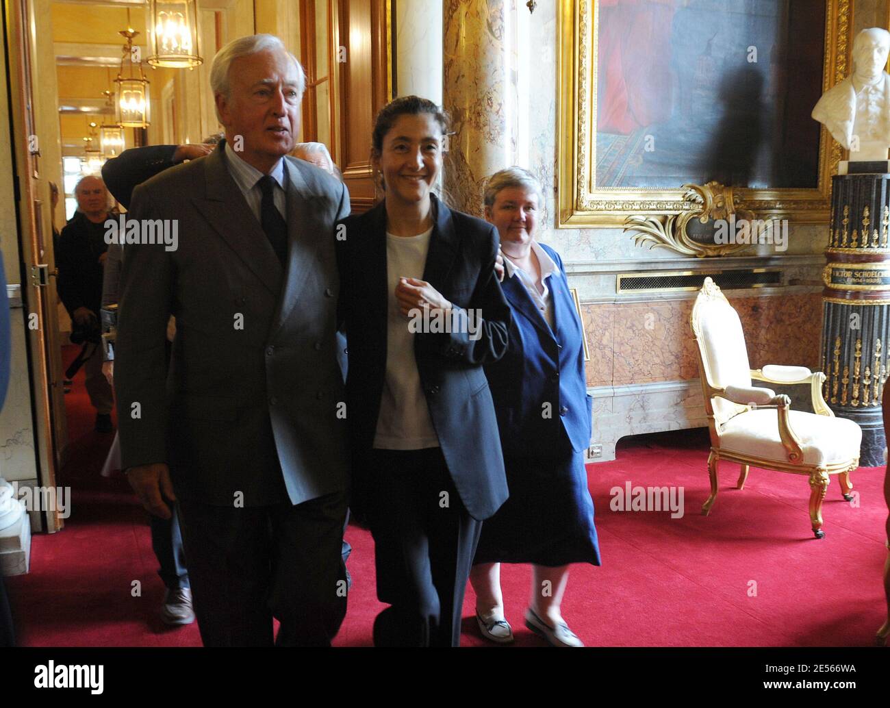 Die ehemalige französisch-kolumbianische Geisel Ingrid Betancourt mit Roland Du Luart wurde am 8. Juli 2008 im Senat in Paris empfangen. Foto von Eric Hadj/Pool/ABACAPRESS.COM Stockfoto