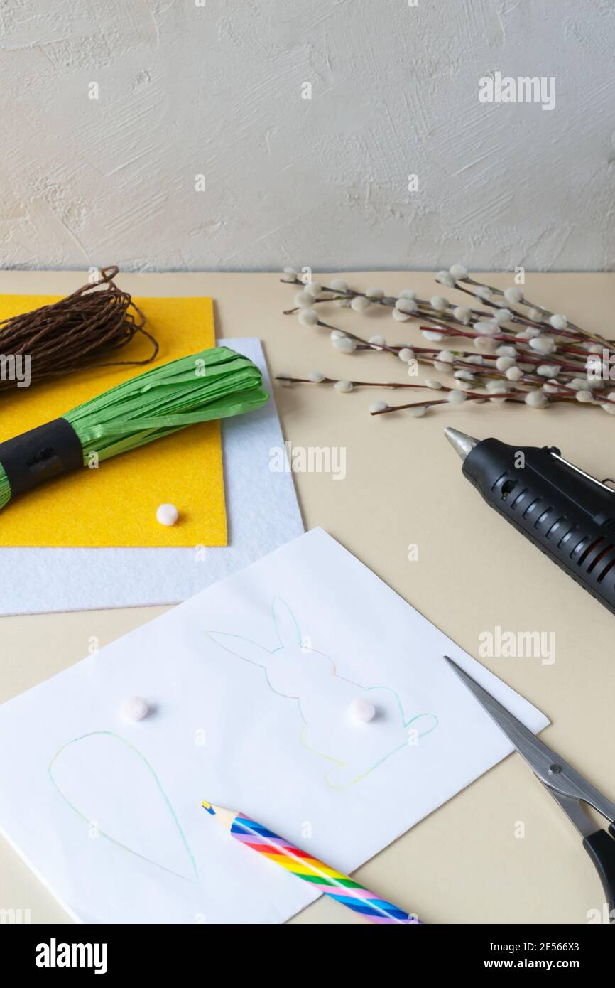 Wie man eine Ostergirlande aus Kaninchen und Karotten mit eigenen Händen aus Filz macht. Schritt-für-Schritt-Anleitung. Schritt 2. Zeichnung. Stockfoto