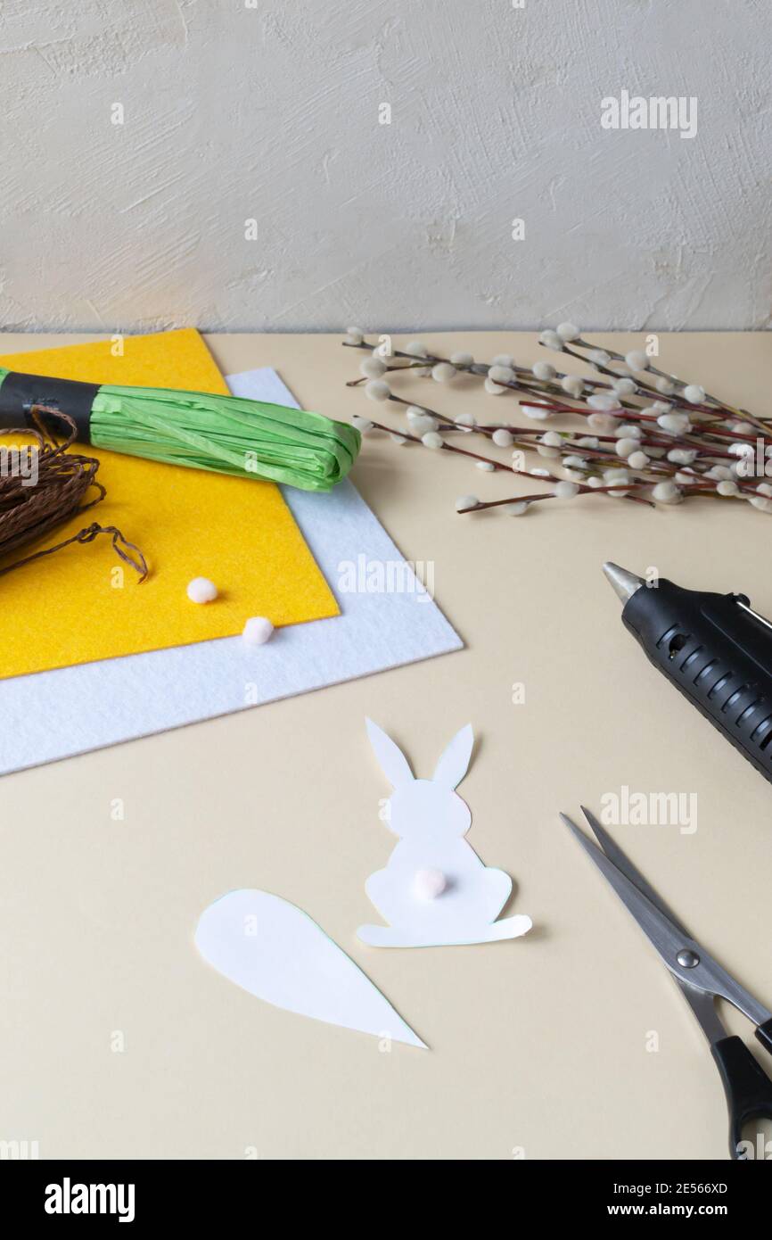 Wie man eine Ostergirlande aus Kaninchen und Karotten mit eigenen Händen aus Filz macht. Schritt-für-Schritt-Anleitung. Schritt 3. Aus Papier ausschneiden. Stockfoto