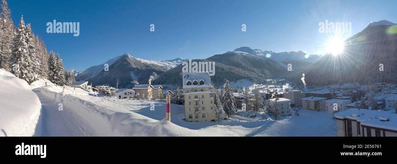 Panoramabild des schönen Sonnenaufgangs nach starkem Schneefall in der Schweizer Berge Alpen in Davos Stockfoto