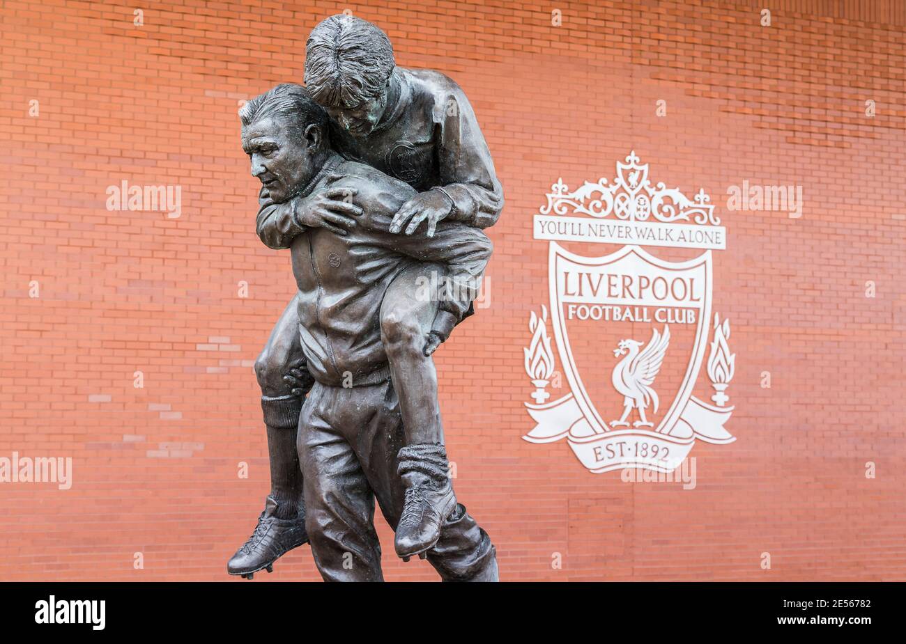 Statue von Bob Paisley mit Emlyn Hughes im Stadion Anfield. Stockfoto