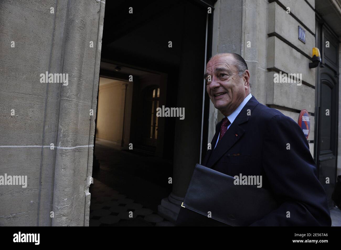 Der ehemalige französische Präsident Jacques Chirac kommt in sein Büro, bevor er am 9. Juli 2008 die ehemalige französisch-kolumbianische Ingrid Betancourt in Paris, Frankreich, als Geisel nimmt. Foto von Mousse/ABACAPRESS.COM Stockfoto