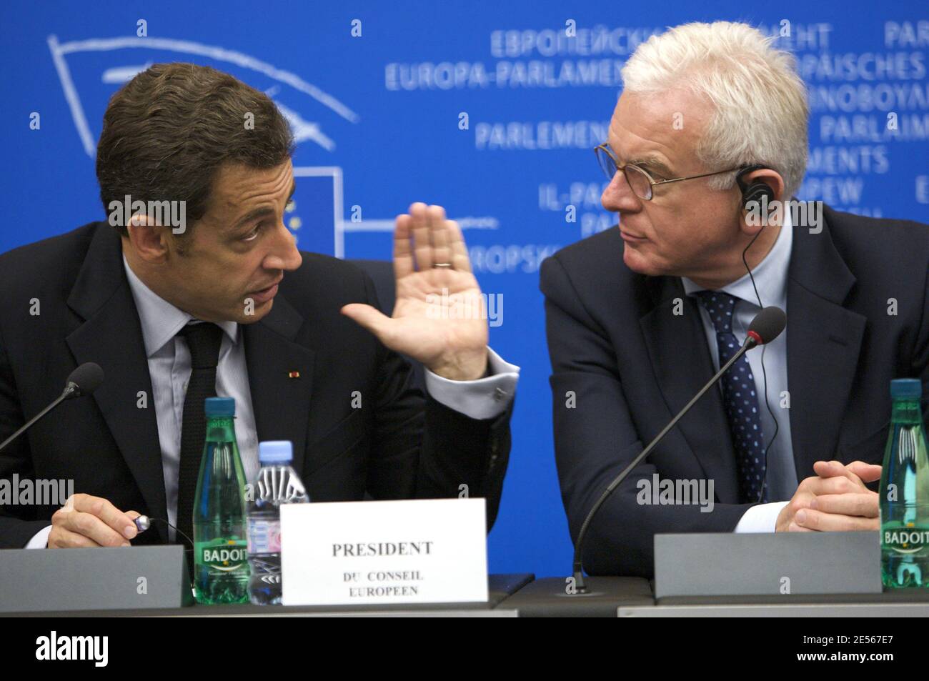 Nicolas Sarkozy (L) spricht neben dem Präsidenten des Europäischen Parlaments, Hans-Gert Poettering (R), am 10. Juli 2008 in der ostfranzösischen Stadt Straßburg vor dem Europäischen Parlament. Nicolas Sarkozy drückte heute seine Entschlossenheit aus, die Probleme des Reformvertrags der Europäischen Union bis Ende des Jahres zu lösen, appellierte aber an alle politischen Kräfte Europas. Sarkozy legte die Prioritäten Frankreichs für die sechs Monate an der Spitze der EU dar und warnte auch davor, dass die Zukunft des Erweiterungsprozesses ebenfalls in Gefahr sei, da Irland den Vertrag von Lissabon im vergangenen Monat abgelehnt habe. Foto von Antoine/ABACAPRESS.COM Stockfoto