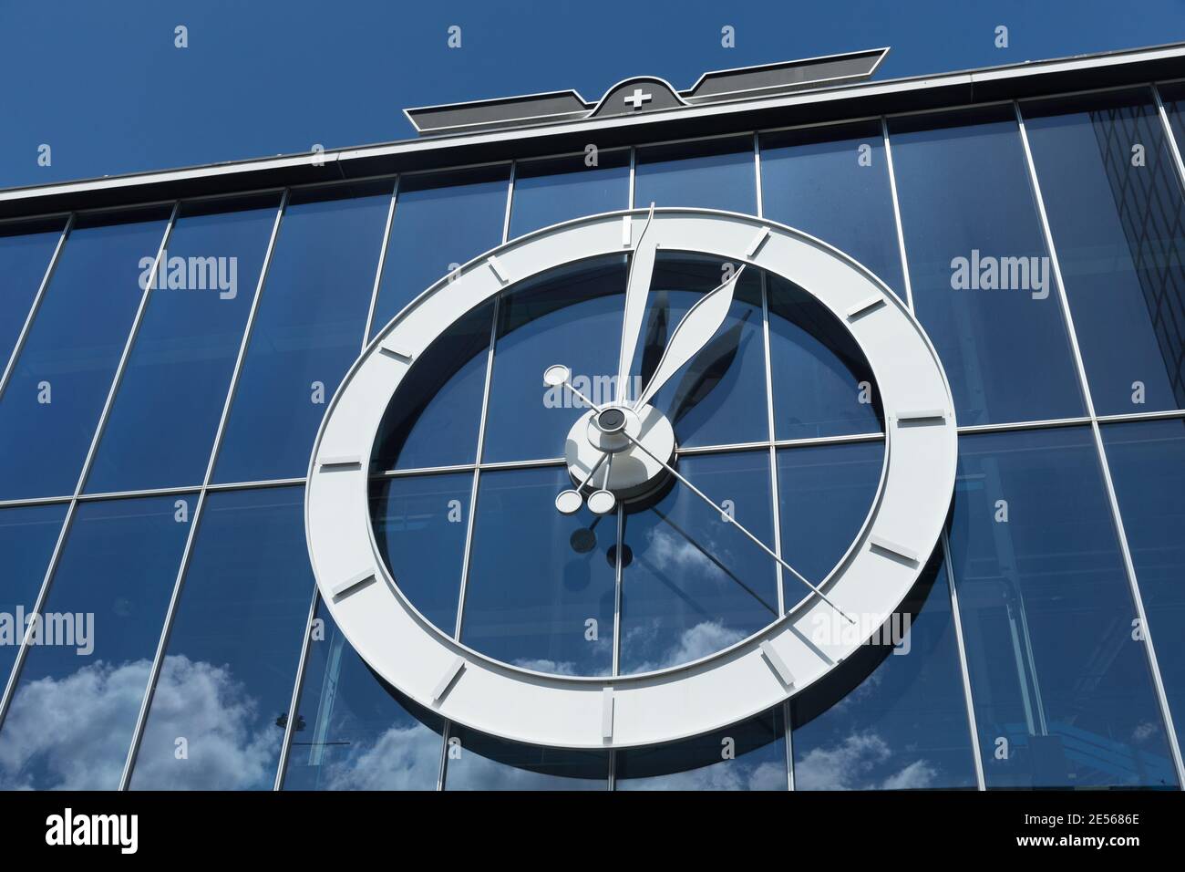 Schweizer Uhr An Der Fassade Der Halle 2 Der Basel Messe Stockfoto