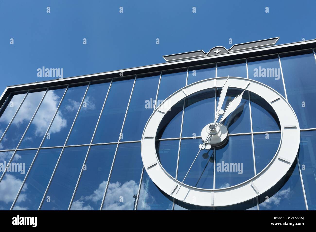 Schweizer Uhr An Der Fassade Der Halle 2 Der Basel Messe Stockfoto