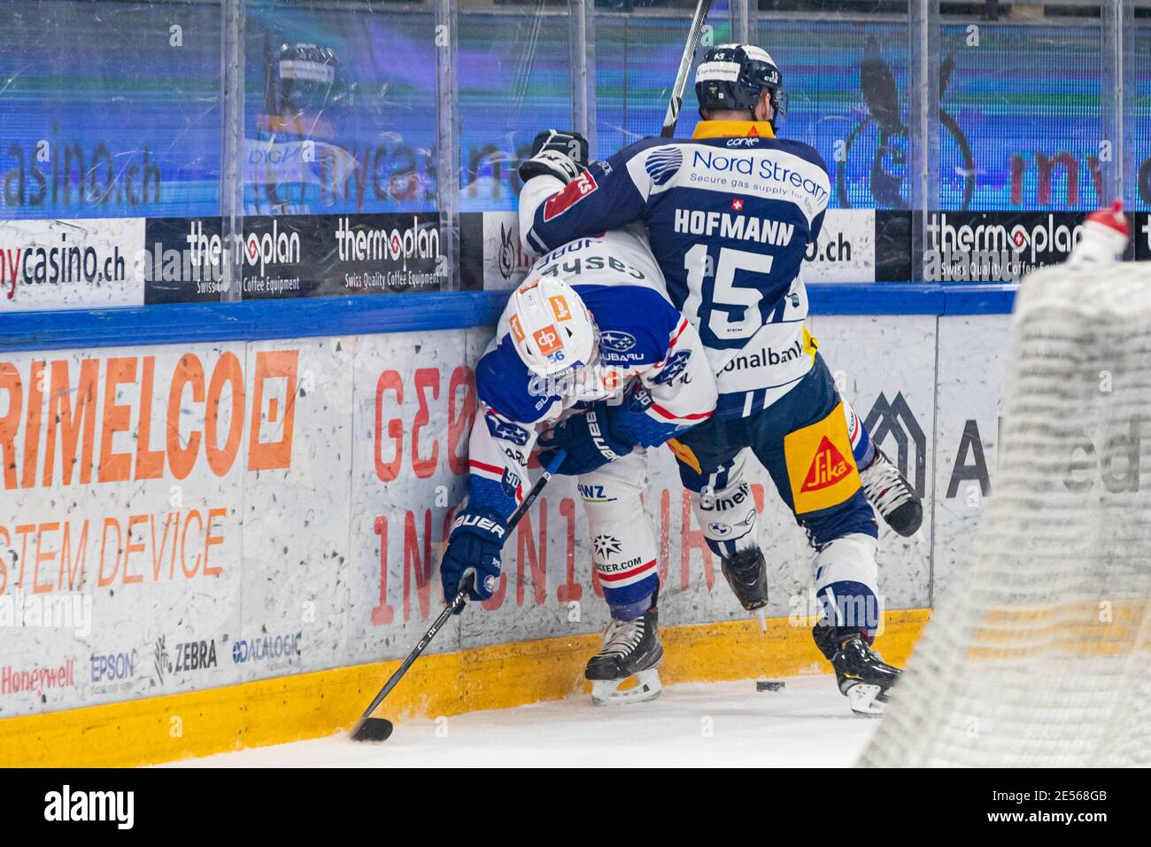 Scheck von Gregory Hofmann # 15 (EV Zug) gegen # 56 Maxim Noreau (ZSC) während des Eishockeyspiels der Nationalliga zwischen EV Zug und den ZSC Lions am 26. Januar 2021 in der Bossard Arena in Zug. Kredit: SPP Sport Presse Foto. /Alamy Live Nachrichten Stockfoto