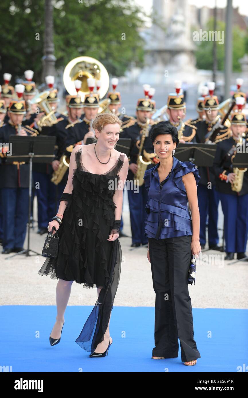 Die französische Justizministerin Rachida Dati (R) und die Juniorministerin für Ökologie Nathalie Kosciusko-Morizet kommen zu einem Abendessen für die Delegationsleiter, ihre Ehegatten und Minister im Petit Palais, nachdem sie am 13. Juli 2008 am Gründungsgipfel der Pariser Union für den Mittelmeerraum in Paris, Frankreich, teilgenommen haben. Foto von Abd Rabbo-Mousse/ABACAPRESS.COM Stockfoto