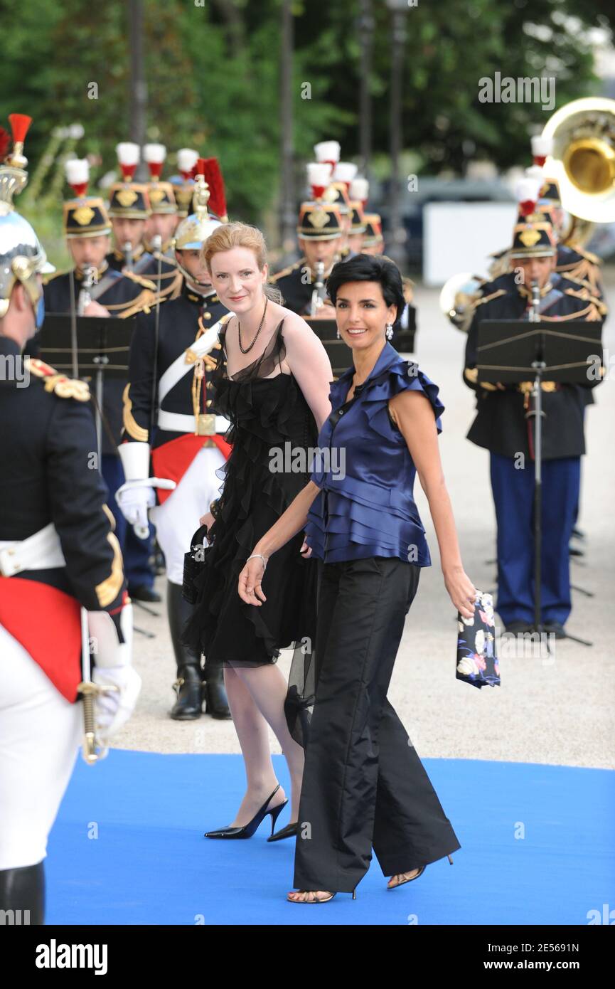 Die französische Justizministerin Rachida Dati (R) und die Juniorministerin für Ökologie Nathalie Kosciusko-Morizet kommen zu einem Abendessen für die Delegationsleiter, ihre Ehegatten und Minister im Petit Palais, nachdem sie am 13. Juli 2008 am Gründungsgipfel der Pariser Union für den Mittelmeerraum in Paris, Frankreich, teilgenommen haben. Foto von Abd Rabbo-Mousse/ABACAPRESS.COM Stockfoto