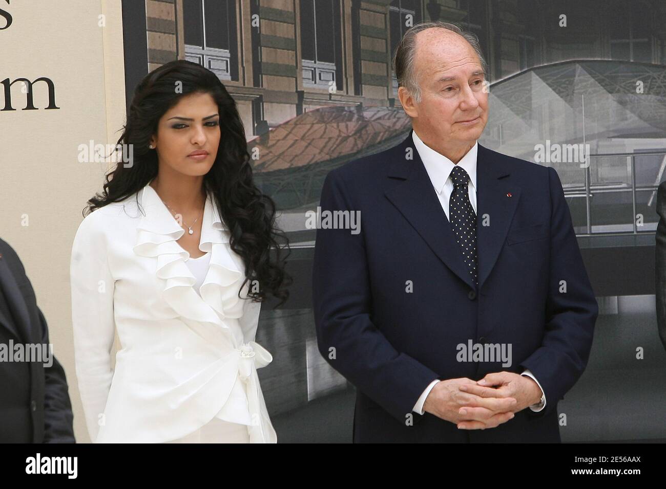 Saudi-arabischer Prinz Alwaleed bin Talal bin Abdul aziz Al Sauds Frau Prinzessin Ameera und spirituelle Führer der schiitischen Imami Ismaili Muslime und der Aga Khan hinter der ersten Stein Zukunft islamischen Kunst Abteilung im Louvre Museum in Paris, Frankreich, am 16. Juli, 2008 während der Zeremonie zur Eröffnung der Arbeiten. Foto von Pierre Villard/Pool/ABACAPRESS.COM Stockfoto