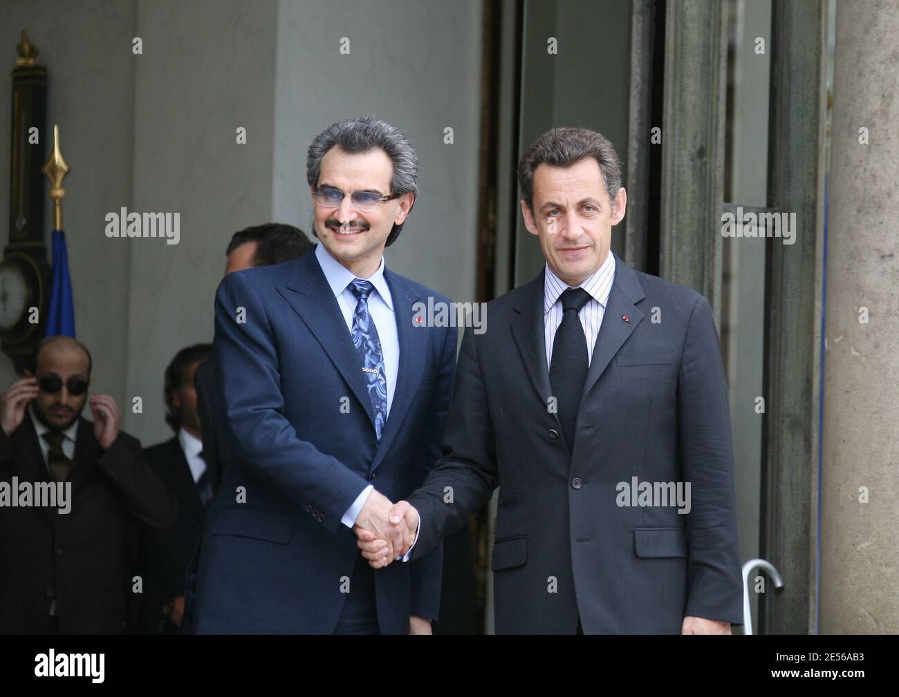 Der französische Präsident Nicolas Sarkozy empfängt den saudischen Prinzen Alwaleed bin Talal bin Abdulaziz Al Saud am 16. Juli 2008 im Elysee-Palast in Paris. Foto von Denis Guignebourg/ABACAPRESS.COM Stockfoto